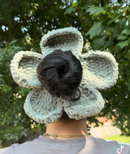 Cargar imagen en el visor de la galería, Big Flower Scrunchies
