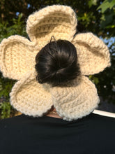 Cargar imagen en el visor de la galería, Big Flower Scrunchies
